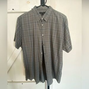 Men’s short sleeve John varvatus shirt.